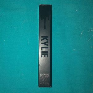 Kylie liquid lip in “clove”